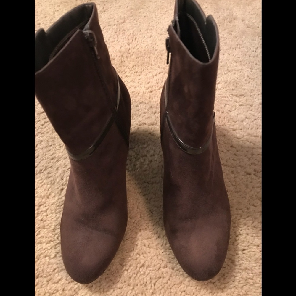 Karen Scott booties. Like new. Size 9.5.